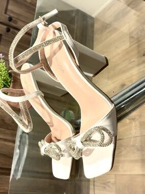TOP Moda White Block Heel Sandals with Rhinestone Knot